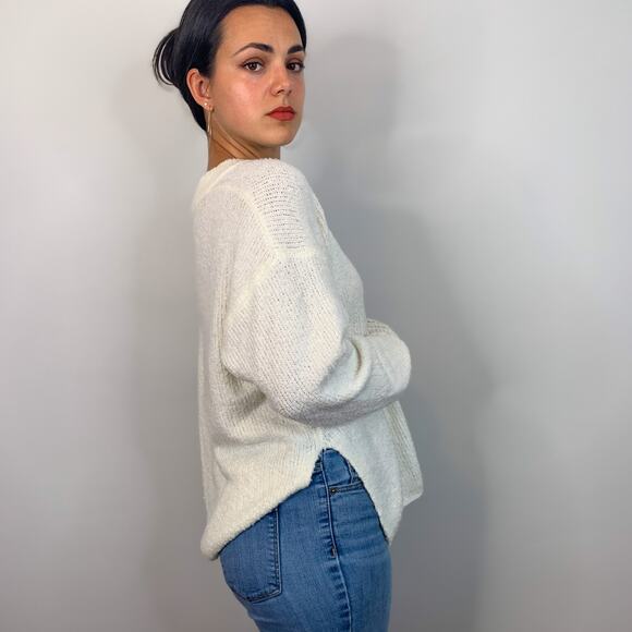 Urban Outfitters White V-Neck Oversized Knit Sweater - Picture 3 of 8